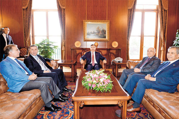 Eski başkanlar yeni başkanın makamında