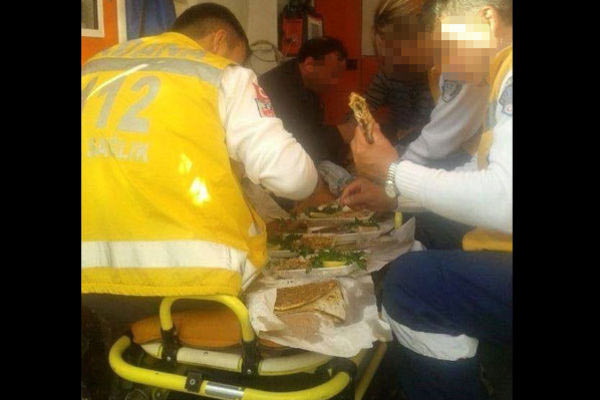 Ambulansta lahmacun ziyafeti