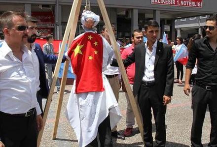 Balıkesir'de Mao'yu astılar