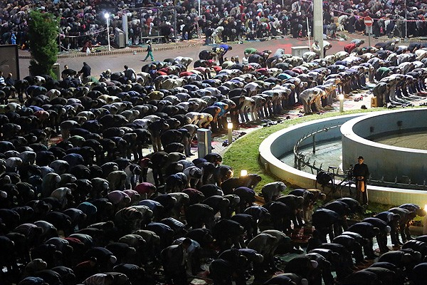 Mısırlı imamın kıldırdığı teravihe büyük ilgi