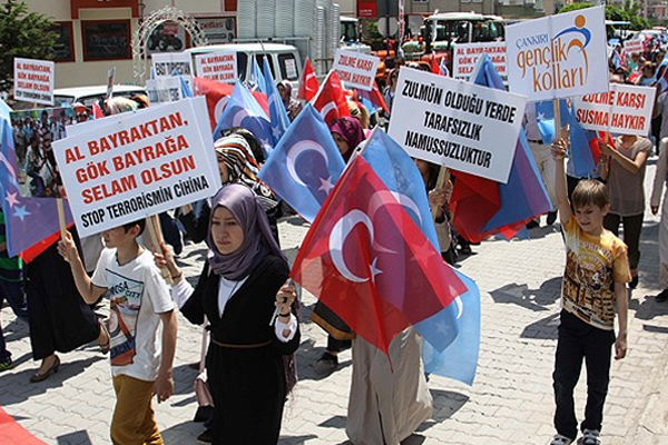 Çin baskısı ülkede protesto edildi
