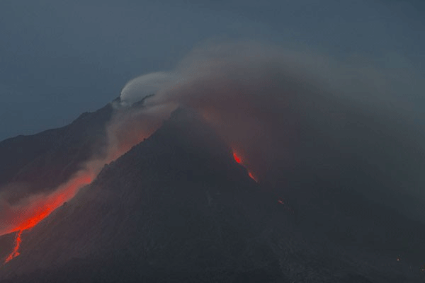 Raung Yanardağı ataş püskürtüyor