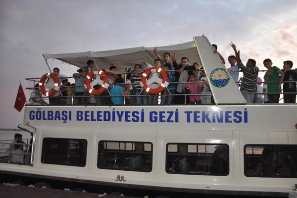 Mülteci yetimlere teknede iftar