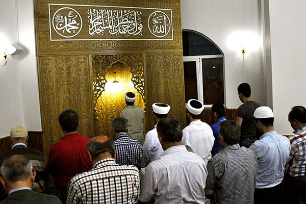 Enderun teravih namazına yoğun ilgi