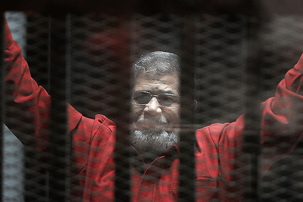 Mursi'nin duruşması yine ertelendi