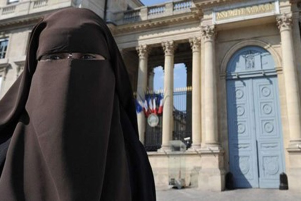 Müslüman kadının yurt dışı yasağı bozuldu