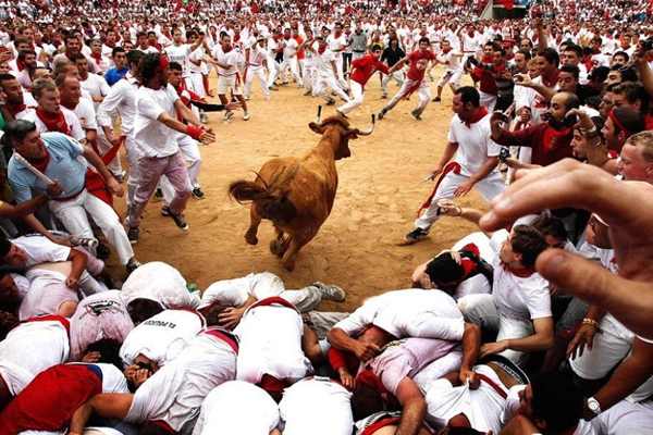 İspanya'da  tehlikeli San Fermin koşusu
