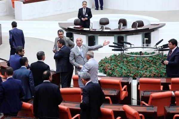 'Allah belanızı versin; Meclis'i çalıştırmıyorsunuz'