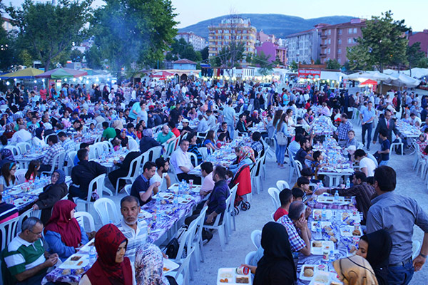 İHH Gezici Aşevi'nden yaklaşık bin kişiye iftar