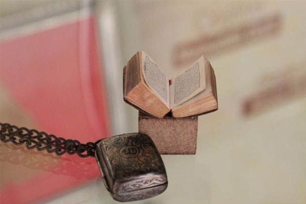 Büyüteçle okunabilen mikro Kur'an