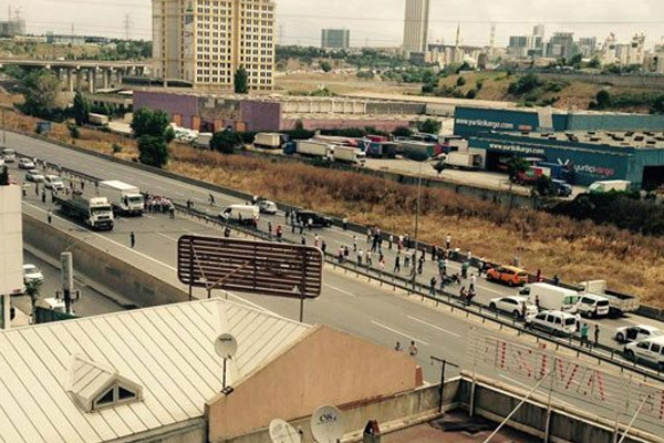 Basın Ekspres yolunda yüksek gerilim hattı devrildi