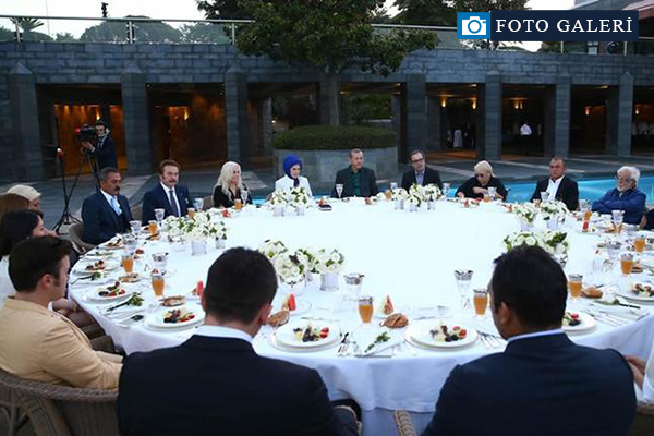 Cumhurbaşkanı Erdoğan ünlü isimlere iftar yemeği verdi