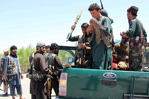 Taliban'dan askeri konvoya kanlı pusu