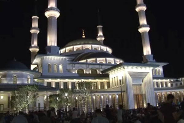 Kadir Gecesi’nde Millet Camii’ne akın