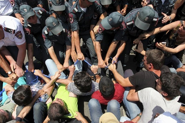 Erivan'da 'polisleri cezalandırın' eylemi