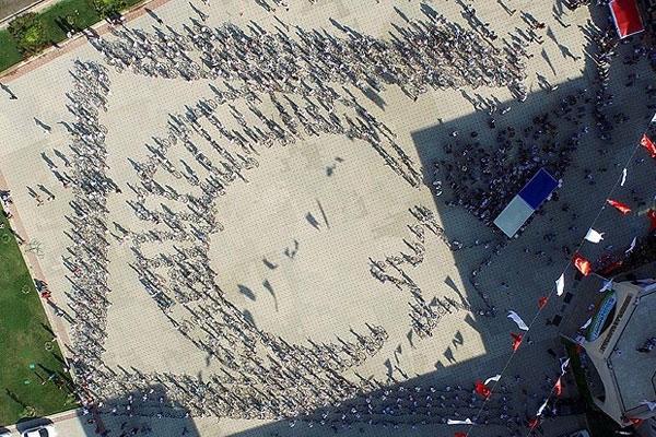 Öğrenciler bisikletlerle Türk bayrağı yaptı