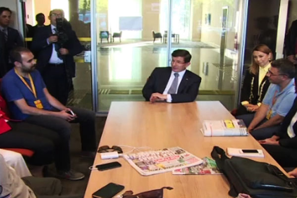 Başbakan muhabirlerle bayramlaştı