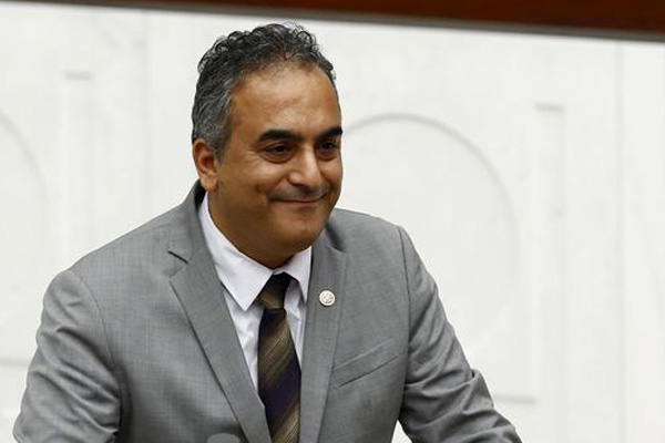 Esayan: Köşe yazarlarına güvenmeyin