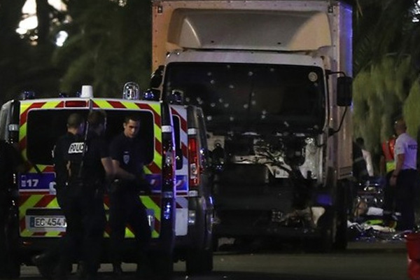 Fransa'daki saldırıda taksiciler sabaha kadar bedavaya taşıdı