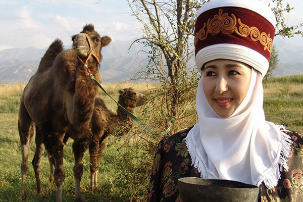 Kırgızistan'da mahalli başörtü afişlerde yer alacak