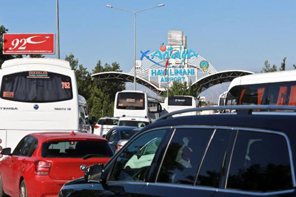 Antalya Havalimanı'nda 'güvenlik kuyruğu' sürüyor