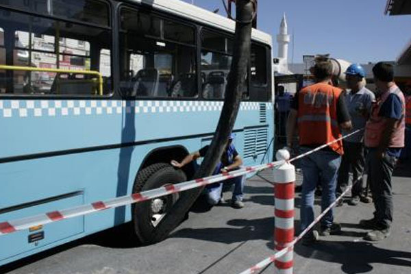 İstanbul'da yol çöktü