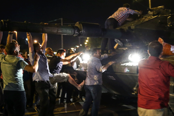 Halk tankını darbecilerden geri aldı