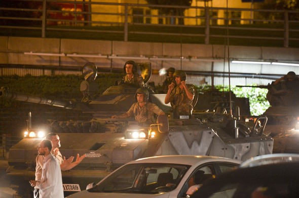 Bir avuç cuntacı havalimanından çekiliyor