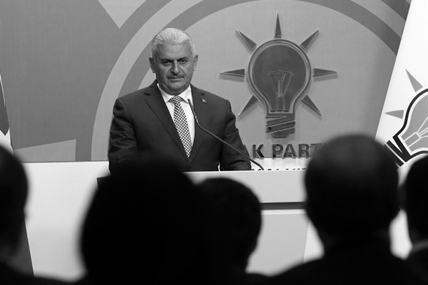 Yıldırım'dan millete çağrı: Meydanları terk etmeyin!