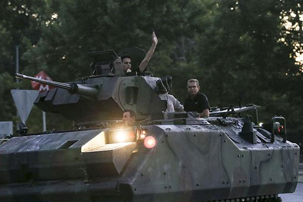 FETÖ'cü askerlerin rütbeleri söküldü