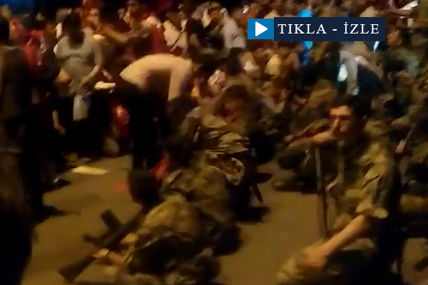 Halk darbeci askerleri otoyolda durdurdu