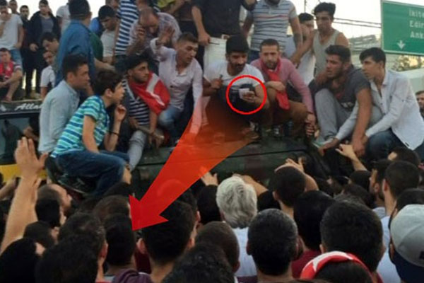 Tanktaki asker notla yardım istedi