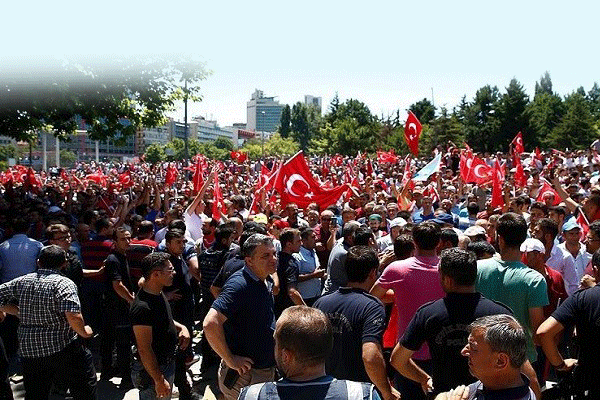 Vatandaşlar meydanları boş bırakmıyor