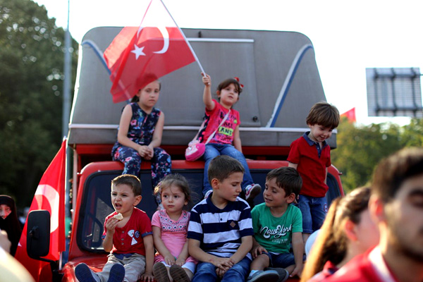 Yüzlerce kişi Saraçhane'deyd!