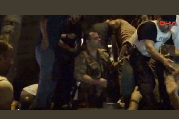 Emniyet Müdürü askeri kamuflajla yakalandı