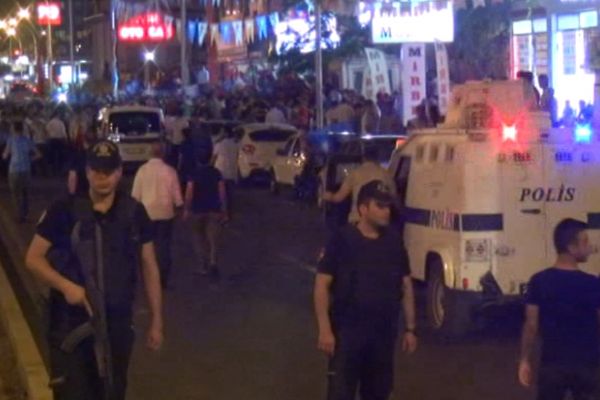 Diyarbakır’da AK Partililere saldırı