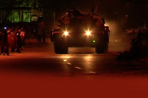 İstanbul'da FETÖ'cüler tanka bindi kışkırtması