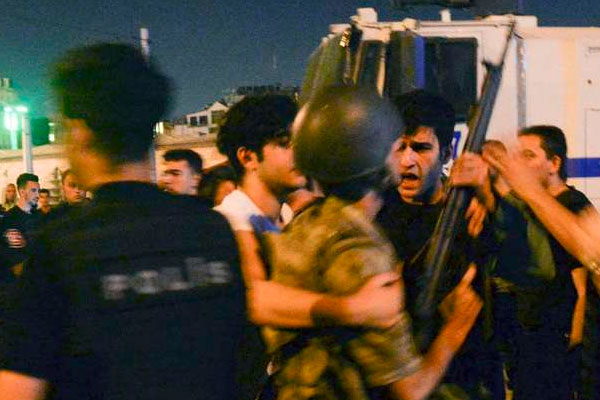 'Erdoğan darbecileri tasfiye ediyor'