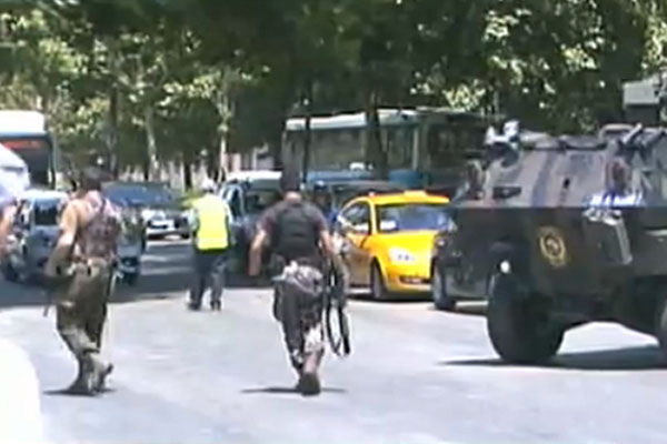 Darbeci generallerin tutulduğu Ankara Adliyesi'nde silah sesleri