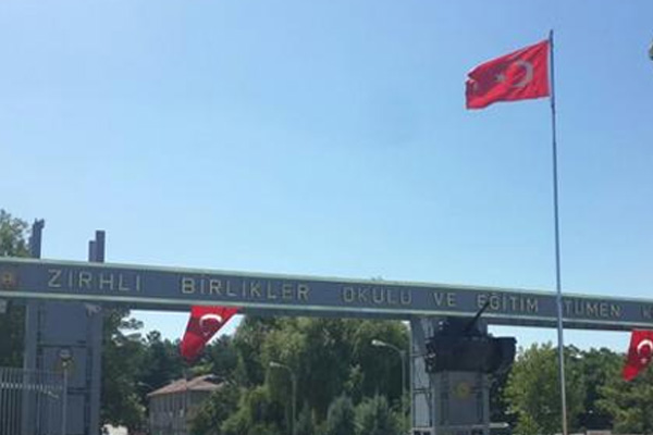 Etimesgut'taki Zırhlı Birlikler'in kapıları tutuldı