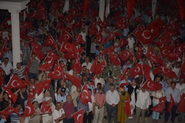 Darbeye direnen vatandaşlara IŞİD benzetmesi