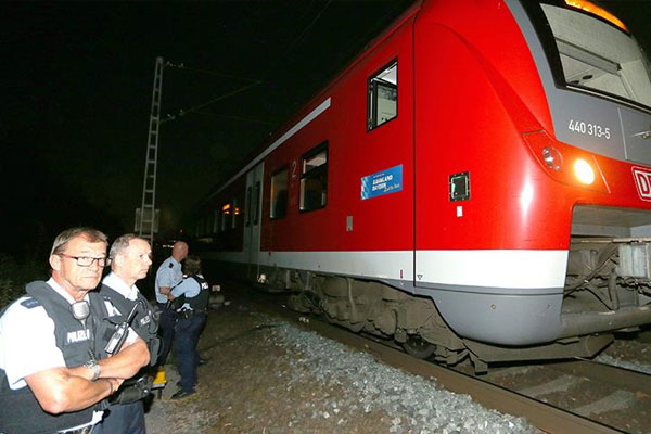 Afgan sığınmacıdan trende baltalı saldırı