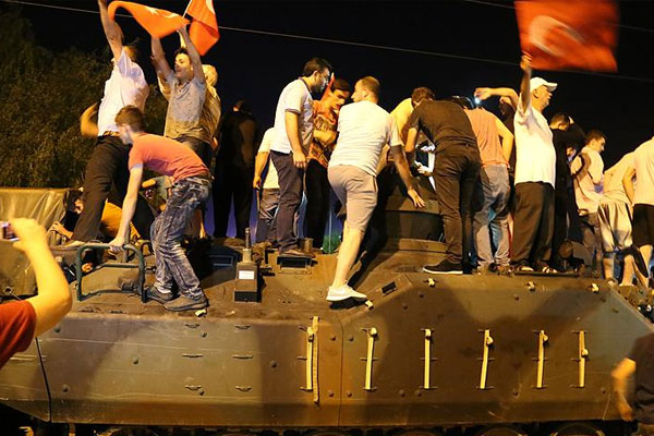 Sinemacılardan darbe girişimine tepki