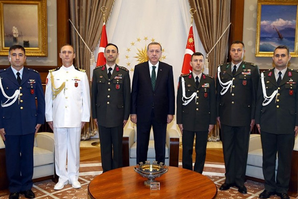 Cumhurbaşkanı'nın havacı yaveri sahte kimlikle yakalandı