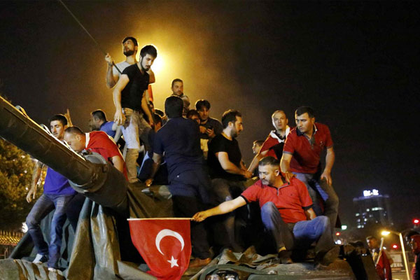 Ünlü isimlerden darbeye karşı çağrı metni