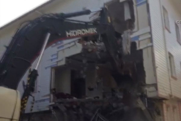 'FETÖ’cülerin Eyüp’teki konağı yıkıldı