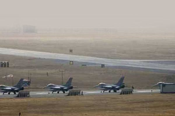 Köylüler F-16'ları önüne yatarak engelledi