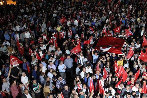 Hakkari'de darbe protestosu