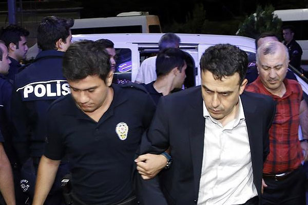 2 general, 3 üsteğmene tutuklama