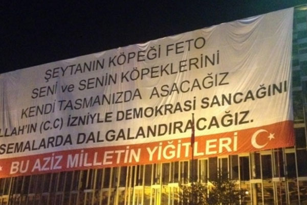 AKM'ye dev pankart asıldı